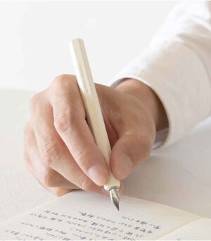 MD-Dip-Pen-Midori-MD-Paper-Art&Colour-In-Hand